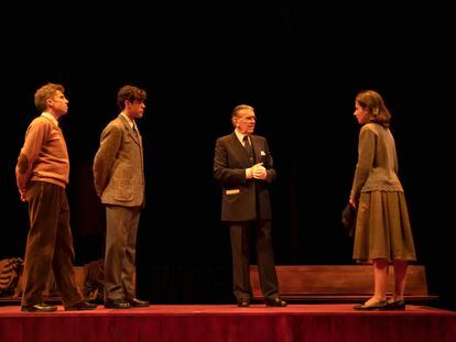 Francisco Dávila, Juan Carlos Mesonero, Josep Maria Flotats y Natalia Huarte, en una escena de 'París 1940'.