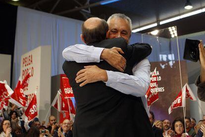 Alfredo Pérez Rubalcaba abraza a José Antonio Griñán en el mitin celebrado ayer en Córdoba.