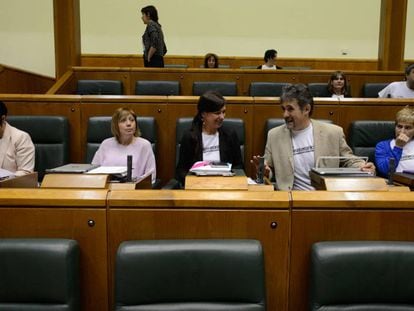 La bancada de EH Bildu en un pleno del Parlamento vasco.