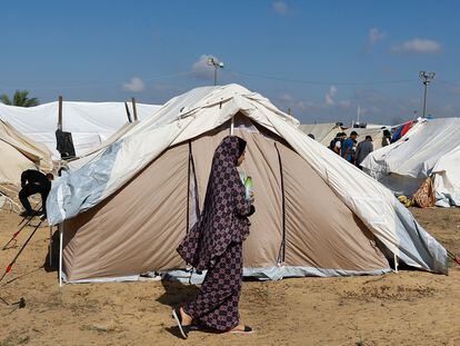 A woman walks past one of the tents in the refugee camp set up by the UN in Khan Younis, southern Gaza Strip, this Thursday.
