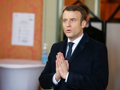 El presidente francés Emmanuel Macron durante la primera ronda de las elecciones municipales francesas el domingo 15 de marzo.