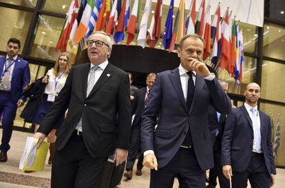 Jean-Claude Juncker, presidente de la Comisi&oacute;n (izquierda) y Donald Tusk, responsable del Consejo Europeo, el viernes tras una cumbre informal en Bruselas.