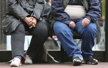 Dos personas obesas, una de ellas fumadora, en Manchester (Reino Unido).