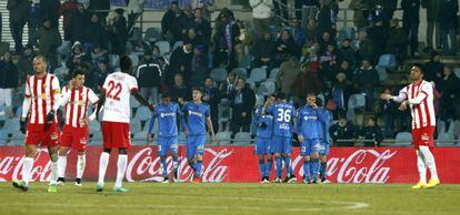 Los jugadores del Getafe felicitan a &Aacute;lvaro V&aacute;zquez por su gol.