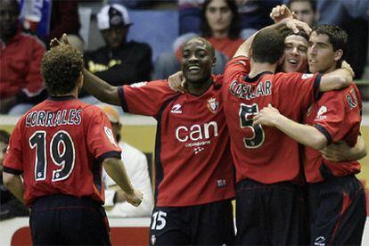 Los jugadores del Osasuna celebran el segundo gol contra el Alavés en el estadio de Mendizorroza.