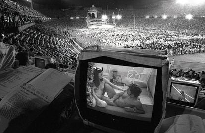 Un monitor de televisi&oacute;n muestra pornograf&iacute;a en la tribuna de prensa durante la ceremonia de inauguraci&oacute;n de los Juegos Ol&iacute;mpicos de Barcelona 1992. 