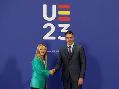 La primera ministra italiana, Giorgia Meloni, y el presidente del Gobierno español, Pedro Sánchez, en la reunión informal de jefes de Gobierno de la UE del 6 de octubre, en Granada.