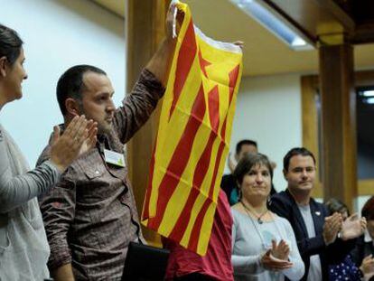 Dani Maeztu, aplaudit per Bildu, treu una estelada al Parlament basc.