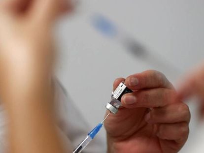 Dosis de la vacuna de Pfizer-BioNTech en un centro de vacunación en Madrid.