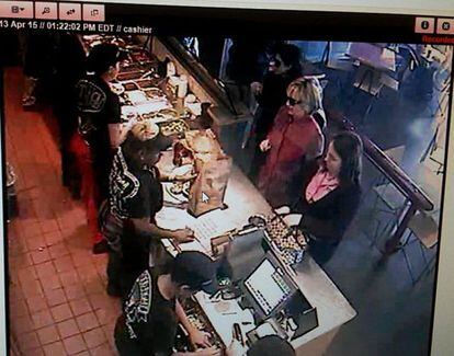Una foto tomada de grabaciones de las cámaras de vigilancia y proporcionada por un empleado al diario 'New York Times' muestra Hillary Clinton en un restaurante de comida tex-mex en Ohio. Ni el personal ni los clientes la reconocieron.