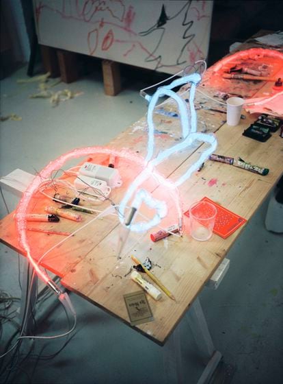 Escultura con neones sobre una mesa. 