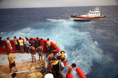 La Guardia Costera italiana se acerca al 'Open Arms Uno' para trasladar a Mohamed, que sufre una hemorragia intestinal, a la isla de Lampedusa, el pasado 19 de agosto.