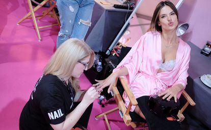 Alessandra Ambrosio en plena manicura.