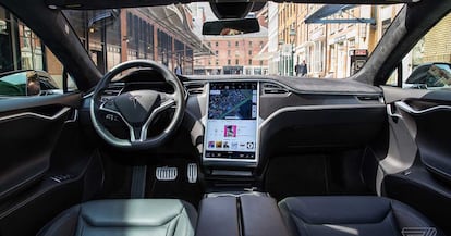 Un modelo de conducción autónoma de Tesla.