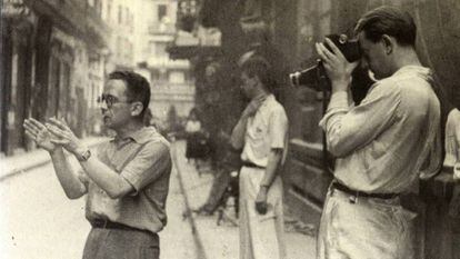 Max Aub (izquierda) y Andr&eacute; Malraux durante el rodaje de 'Sierra de Teruel'.