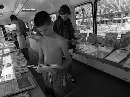 Un bibliobús de platja, a Badalona.