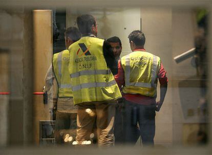 Agentes de la Agencia Tributaria registran la sede del Banco Espirito Santo en Madrid en 2006.