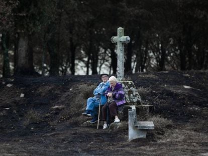 Incendio forestal en Galicia. Vecinos observan la zona quemada. 
