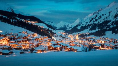 Imagen invernal al anochecer de Lech, en el Estado federal austriaco de Vorarlberg.