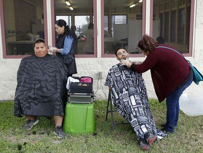Voluntarias afeitan y cortan el pelo a dos vagabundos en Texas. DELCIA LOPEZ / THE MONITOR / AP