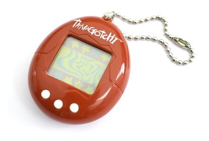 Con la tecnología ya completamente integrada en la industria juguetera, 1996 fue el año en que salió a la venta el Tamagotchi, un animalito que habitaba en una especie de llavero electrónico al que debíamos alimentar, dar mimos o jugar para que no muriera. Comercializados por Bandai, este concepto de mascota virtual, ha ido evolucionando y ampliando sus utilidades hasta llegar a nuestros días. Ahora, por ejemplo, los Tamagotchi pueden interactuar entre ellos desde distintos dispositivos y sus personajes se han convertido en protagonistas de juegos para la Wii o la Nintendo DS.