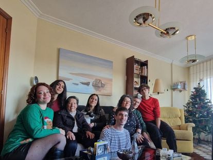 Andrés Cadenas, de 21 años, y su familia con Elvira Tozzi, Alessandra Nigro y Samuele Meschini, universitarios de Erasmus+, en su casa de Asturias esta Navidad.