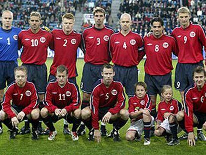 La selección noruega posa en Oslo, el pasado día 11, antes de jugar contra Luxemburgo. El 9 es Tore Andre Flo, su mejor jugador.