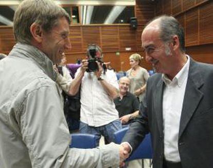 Garitano saluda al Rufi Etxeberria antes del acto en el Kursaal.