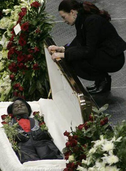 Tomi Hynie en el funeral de su pareja James Brown, el 30 de diciembre.