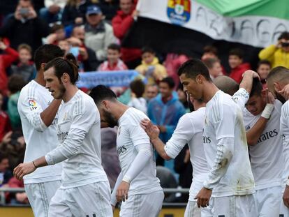 Los jugadores del Madrid felicitan a Benzema por su gol.