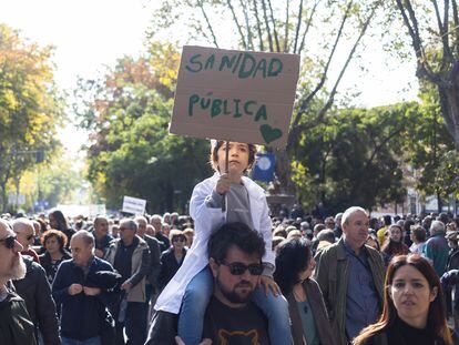 Un niño sostiene un cartel durante la manifestación en defensa de la sanidad pública celebrada en Madrid en noviembre.