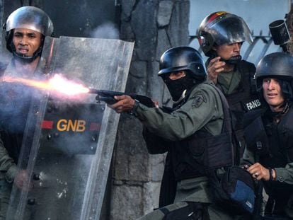 La Guardia Nacional Bolivariana dispara contra manifestantes de la oposición al régimen de Maduro.