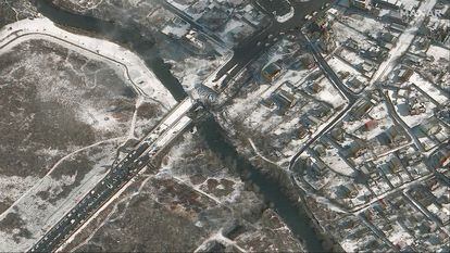Esta imagen de satélite muestra un puente destruido en Irpin (Ucrania), el pasado 8 de marzo.