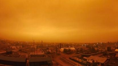 Humo generado por los incendios forestales en la ciudad de Kysyl-Syr, en Yakutia (Siberia), a principios de agosto. 