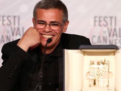 El director Abdellatif Kechiche con la Palma de Oro, en el Festival de Cannes.