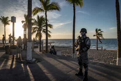 Un miembro de la Guardia Nacional vigila el malecón de Puerto Vallarta, Jalisco, el 19 de diciembre de 2020. 