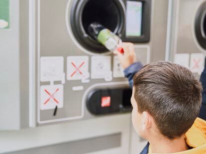 El sistema de RECICLOS es similar a las máquinas expendedoras, pero con una mecánica inversa. Una iniciativa que premia por reciclar latas y botellas de plástico.