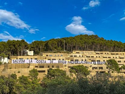 La plataforma ecologista 'Sos Costa Brava' protesta contra la urbanización Sa Riera Living, construida sobre tres hectáreas de pinar en la costa de Begur (Girona), el 30 de julio.