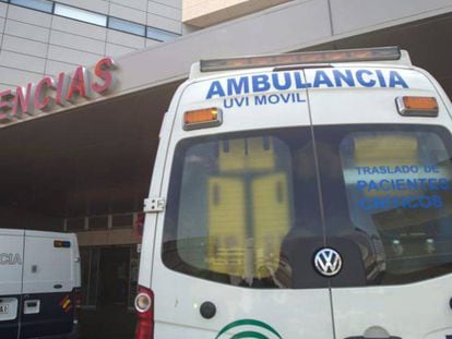 Una ambulancia en la puerta de urgencias de un centro hospitalario de Ja&eacute;n. 