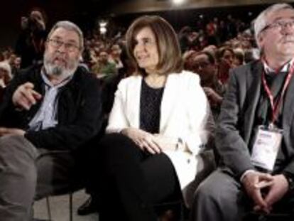 La ministra de Empleo, F&aacute;tima B&aacute;&ntilde;ez, junto al secretario general de UGT C&aacute;ndido M&eacute;ndez (izquierda) y el secretario general de CC OO, Ignacio Fern&aacute;ndez Toxo.