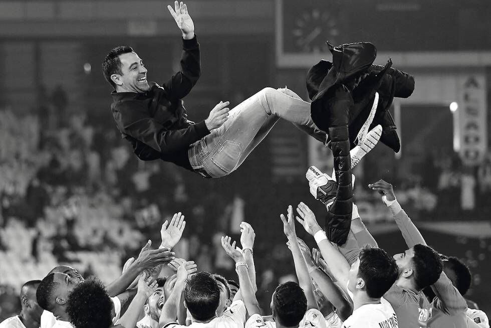 Enero de 2020, Xavi es manteado por sus jugadores mientras celebran la victoria del Al Sadd en la Copa de Qatar.