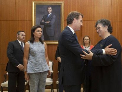 Feijóo felicita a Milagros Otero durante su toma de posesión en 2015.