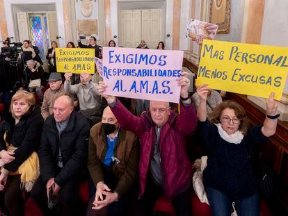 Vecinos de Alcalá de Henares, durante una sesión extraordinaria del pleno en el Ayuntamiento.