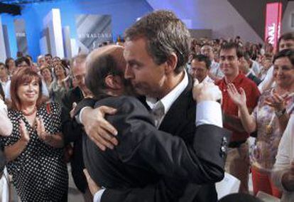 Rubalcaba y Zapatero se abrazan tras el discurso.
