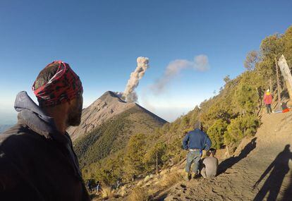 Fumarola del volcán de Fuego, en las cercanías de Antigua. La imagen está tomada en la zona de acampada que usan las agencias de turismo en las faldas del Acatenango.