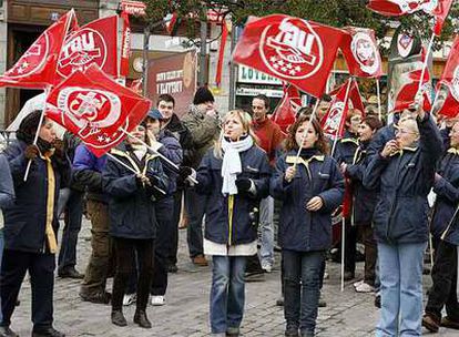 Un grupo de trabajadores de Correos, esta mañana durante una concentración en la Puerta del Sol.