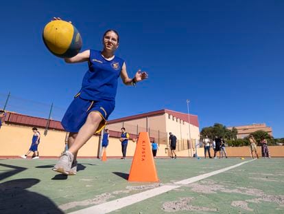 Una de las jugadoras del Proyecto Suma entrena en el instituto Lomo de la Herradura en La Herradura (Gran Canaria) el pasado 16 de junio.