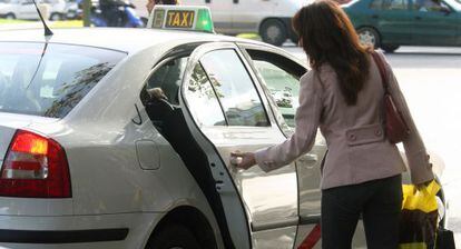 Una clienta sube a un taxi en Madrid.