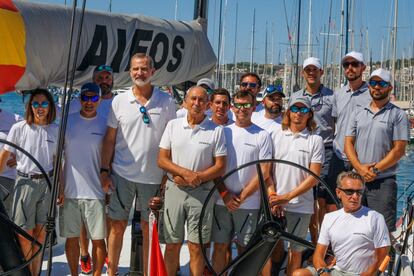 Felipe VI se ha puesto al mando del velero Aifos 500 de la Armada Española, con quien compite en la 40ª edición de la Copa del Rey-Mapfre, que ha comenzado en la bahía de Palma. Consursan 111 equipos de 20 nacionalidades.