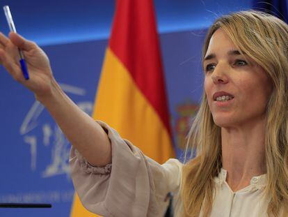 La portavoz parlamentaria del PP, Cayetana Álvarez de Toledo, durante la rueda de prensa que ha ofrecido tras la reunión de la Junta de Portavoces, este martes en el Congreso. En el vídeo, la campaña del PP a las vísperas del 8M.